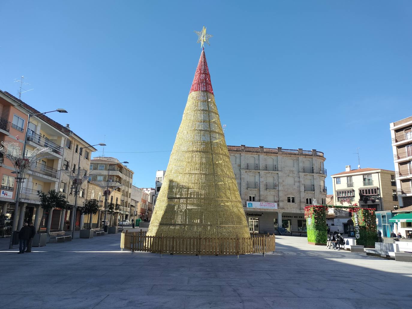 La Plaza Mayor de Guijuelo luce ya desde hace dos semanas un gran árbol en la Plaza Mayor. Los operarios municipales trabajan estos días en la instalación del resto de adornos en otras zonas de la localidad.