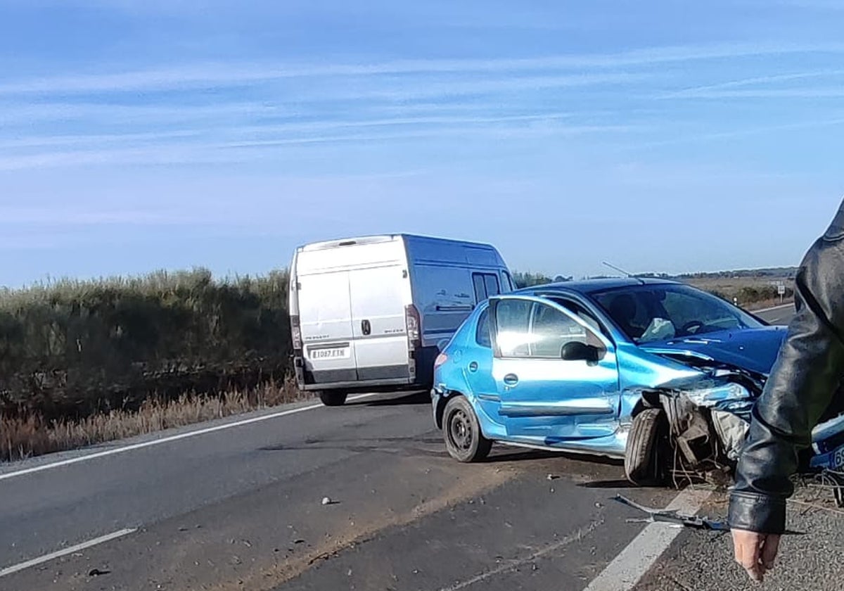 Imagen del turismo tras la salida de vía, en Buenavista.