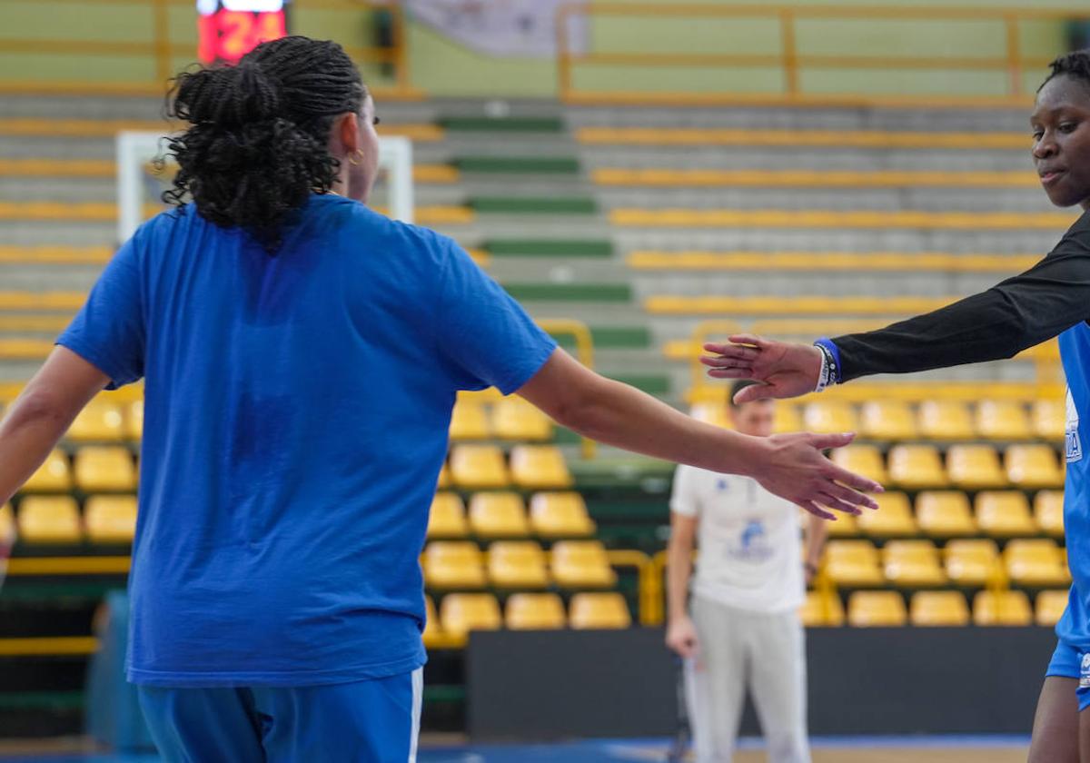 Hartley y Koné chocan las manos en el entrenamiento de este viernes.