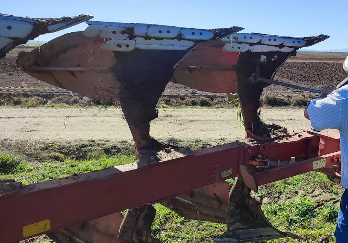 Un agricultor de Macotera, junto a la vertedera para realizar las labores previas a la siembra.