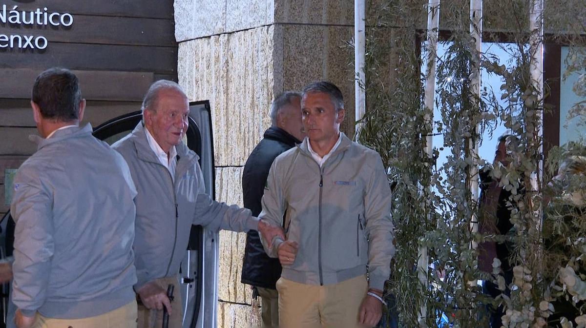 El Rey Juan Carlos saca su lado más campechano en Sanxenxo