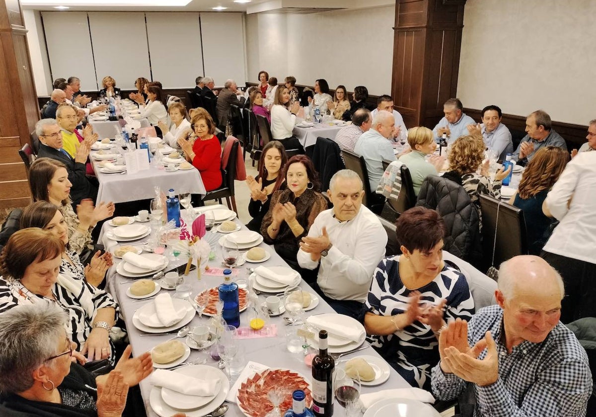 Guijuelo se vuelca de nuevo en la lucha contra el cáncer y llena la segunda cena solidaria del año