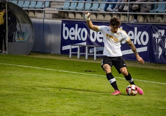 Caramelo golpea el balón en una acción del partido frente al Palencia CF.