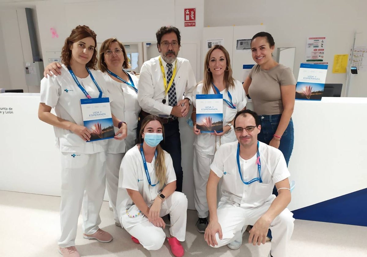 Sheila Castro posa junto a su oncólogo, César Rodríguez, y junto al equipo de enfermeros de la planta de Oncología del Hospital de Salamanca.