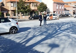 La concejala de Fomento, Marta Labrador, y el edil de Comercio, Juan Carlos Bueno, en el aparcamiento habilitado en la calle Zurbarán.