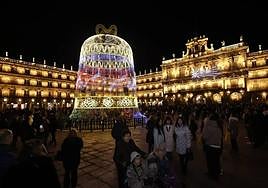 ¿Le parece bien que la gran campana repita por tercer año consecutivo como adorno principal de la Plaza Mayor en Navidad?