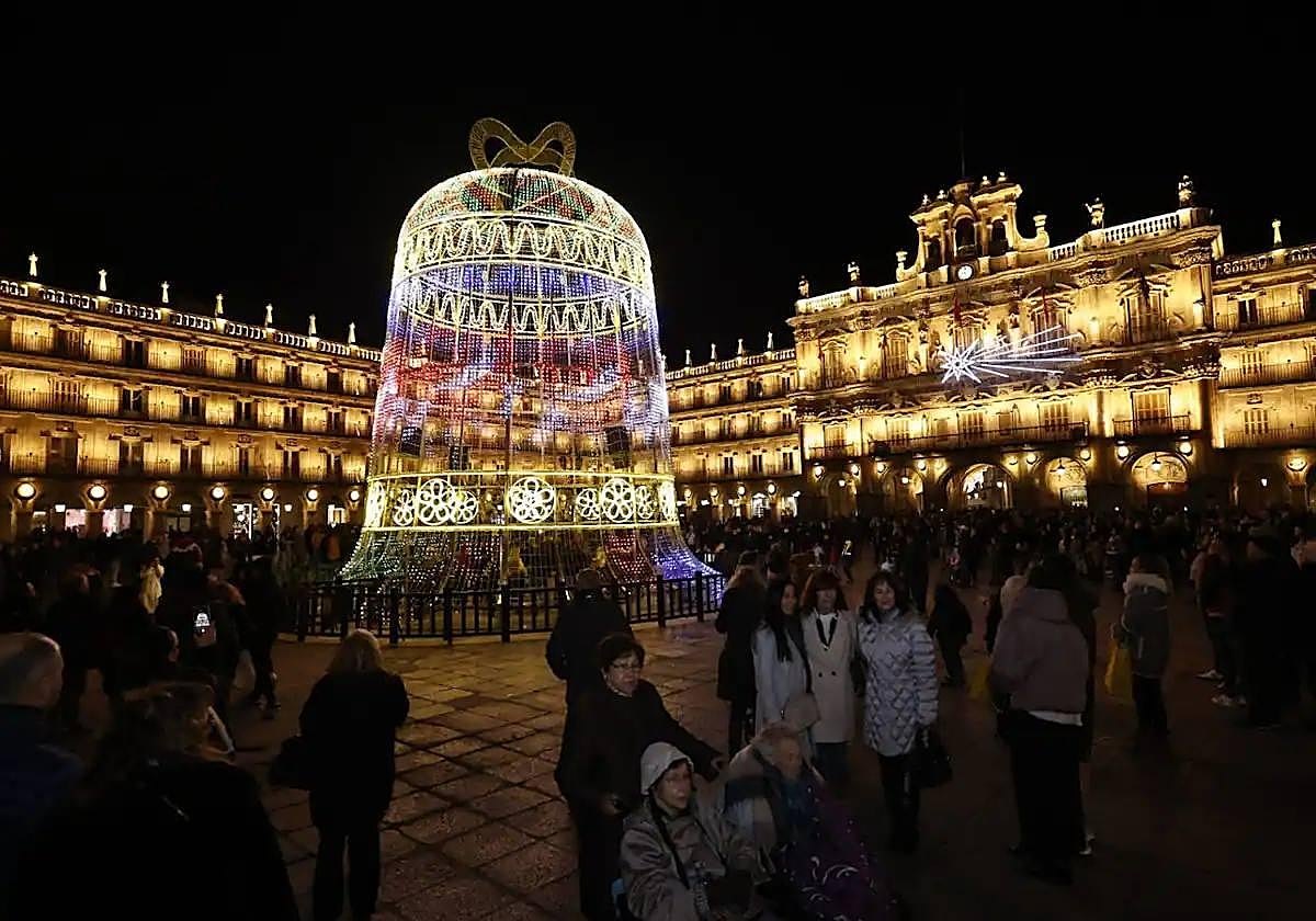 ¿Le parece bien que la gran campana repita por tercer año consecutivo como adorno principal de la Plaza Mayor en Navidad?