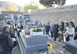 Imagen de los fieles de Aurora Calvo en el acto de recuerdo ante su tumba el pasado miércoles en Béjar.
