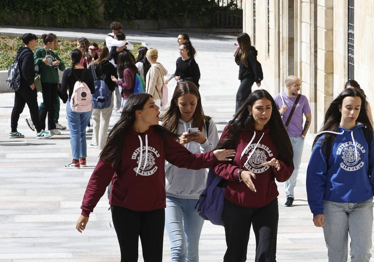 Estudiantes extranjeros con las sudaderas de la Universidad de Salamanca.