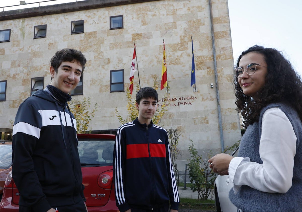 Diego Alonso, Diego González y Paula Marcos, junto a su instituto, La Vaguada.