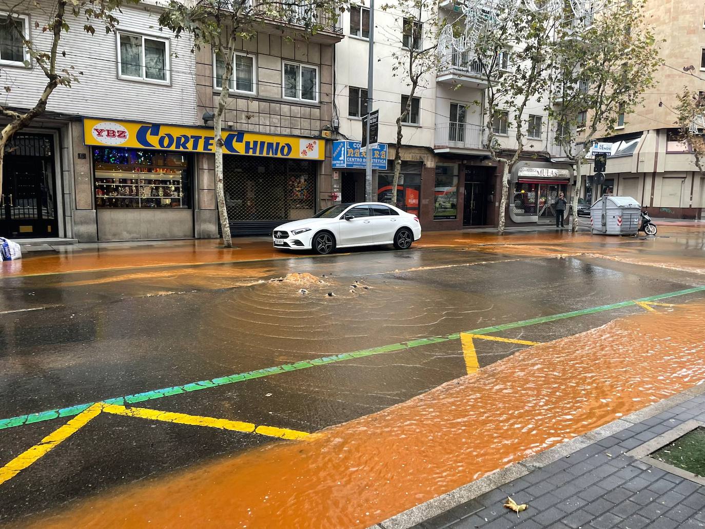 Imagen principal - Torres Villarroel, cortada al tráfico por el reventón de agua