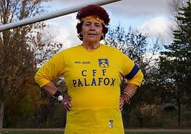 Paquita, en el medio, antes de iniciar un partido en Villaverde de Guareña.