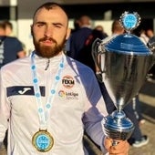Jaime Lizana porta el título que lo acredita como campeón del mundo de kickboxing.