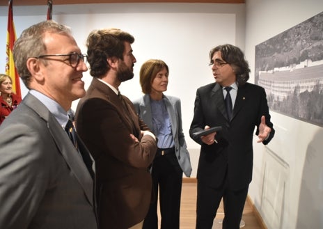 Imagen secundaria 1 - Imágenes de distintos momentos de la visita de Juan García-Gallardo al Museo Textil de Béjar, donde ha firmado en el libro de honor. 