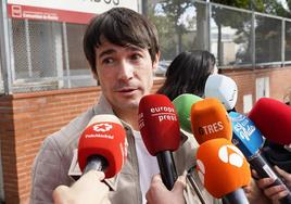El actor Juan José Ballesta atiende a los medios.