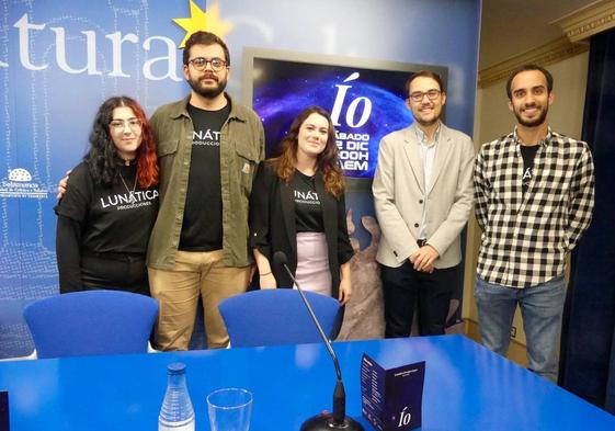 Ángel Fernández Silva junto con parte del equipo de Lunática Producciones.