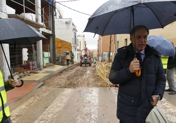 Carlos García Carbayo visita las obras de renovación de calles en el Barrio Blanco.