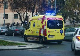 Una ambulancia trasladando al herido.