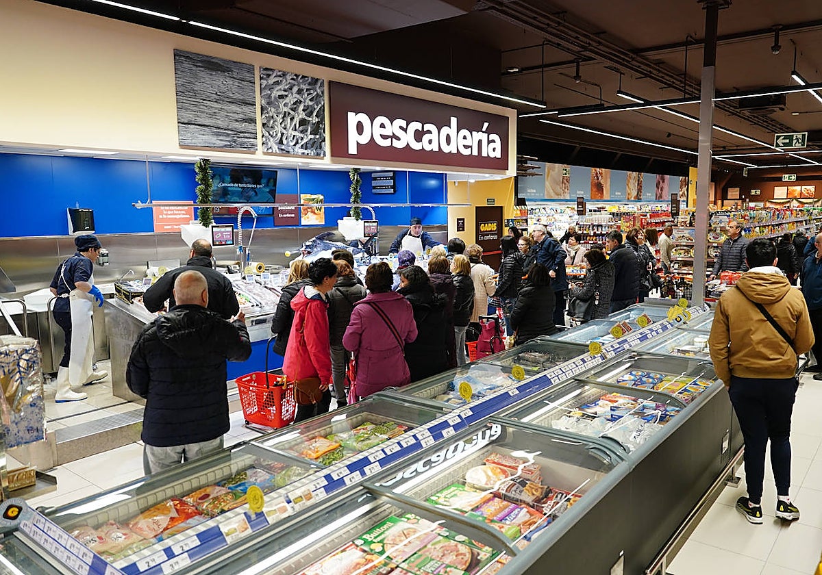 Satisfacción entre los clientes en la ampliación y reapertura del supermercado Gadis del barrio Vidal