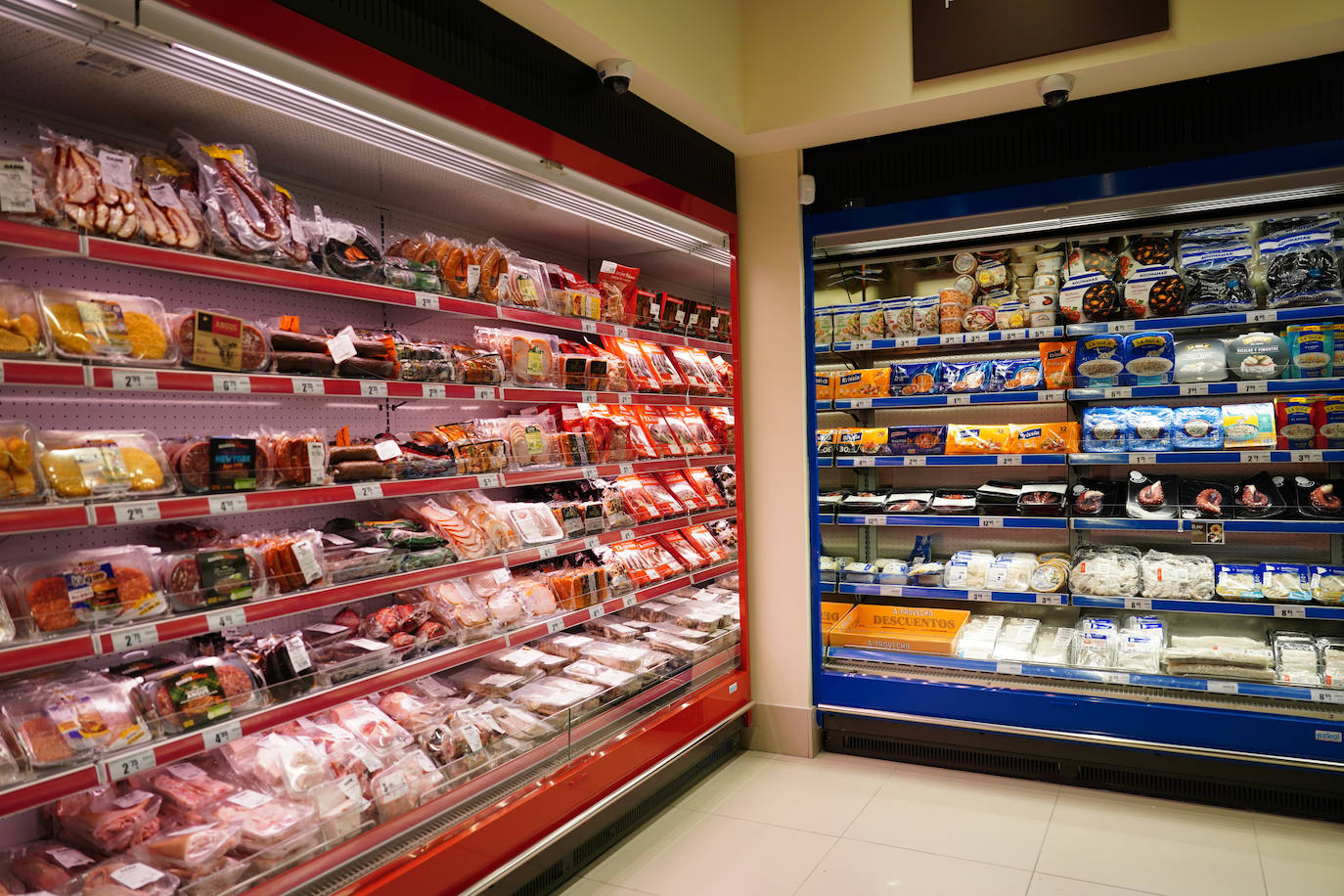 Satisfacción entre los clientes en la ampliación y reapertura del supermercado Gadis del barrio Vidal