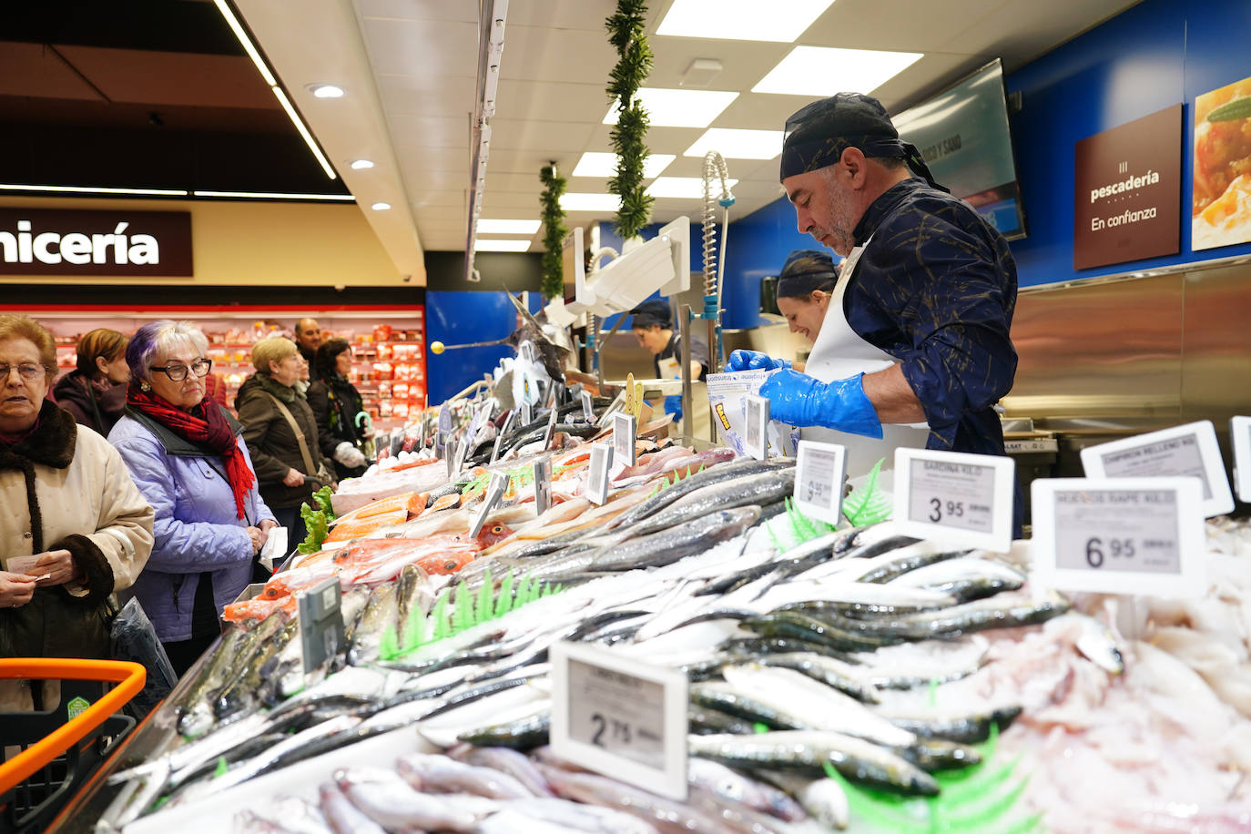 Satisfacción entre los clientes en la ampliación y reapertura del supermercado Gadis del barrio Vidal