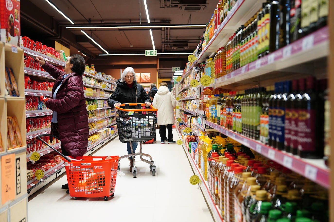 Satisfacción entre los clientes en la ampliación y reapertura del supermercado Gadis del barrio Vidal