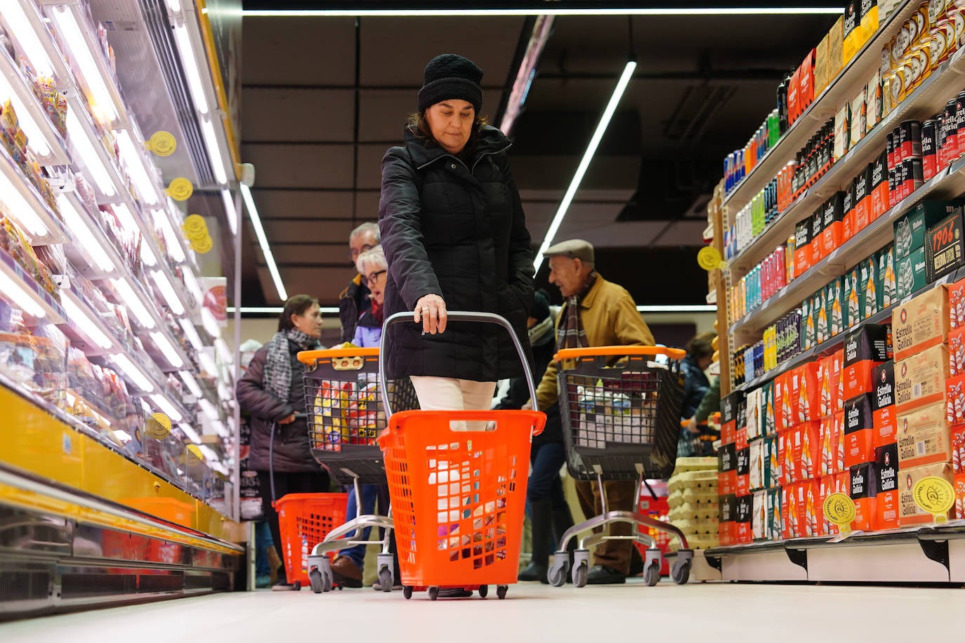 Satisfacción entre los clientes en la ampliación y reapertura del supermercado Gadis del barrio Vidal
