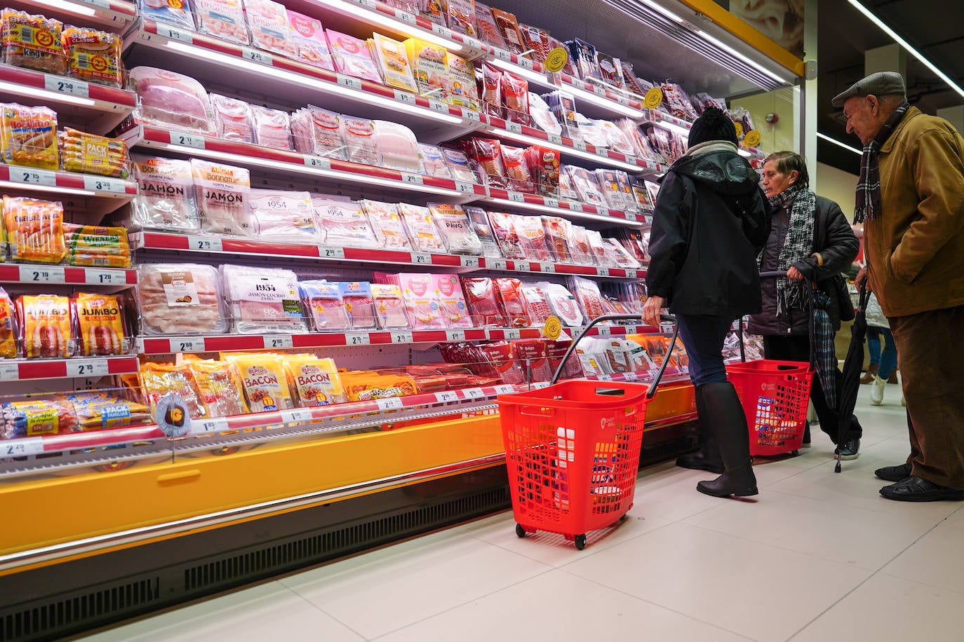 Satisfacción entre los clientes en la ampliación y reapertura del supermercado Gadis del barrio Vidal