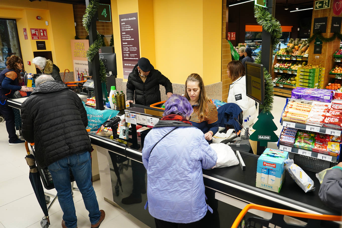 Satisfacción entre los clientes en la ampliación y reapertura del supermercado Gadis del barrio Vidal