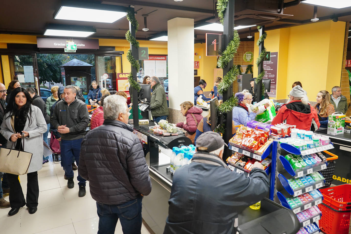 Satisfacción entre los clientes en la ampliación y reapertura del supermercado Gadis del barrio Vidal