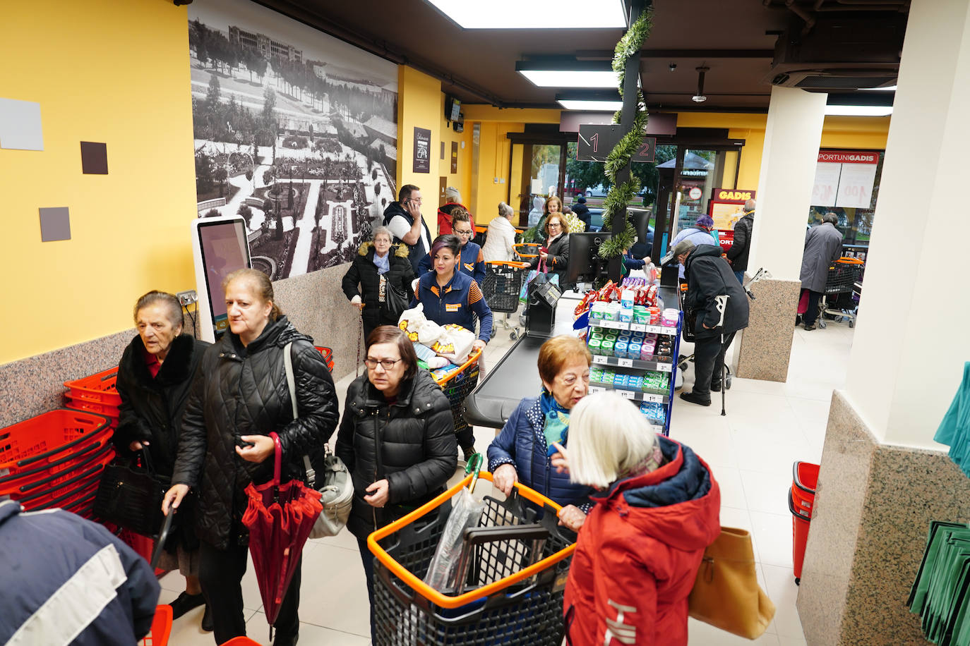 Satisfacción entre los clientes en la ampliación y reapertura del supermercado Gadis del barrio Vidal