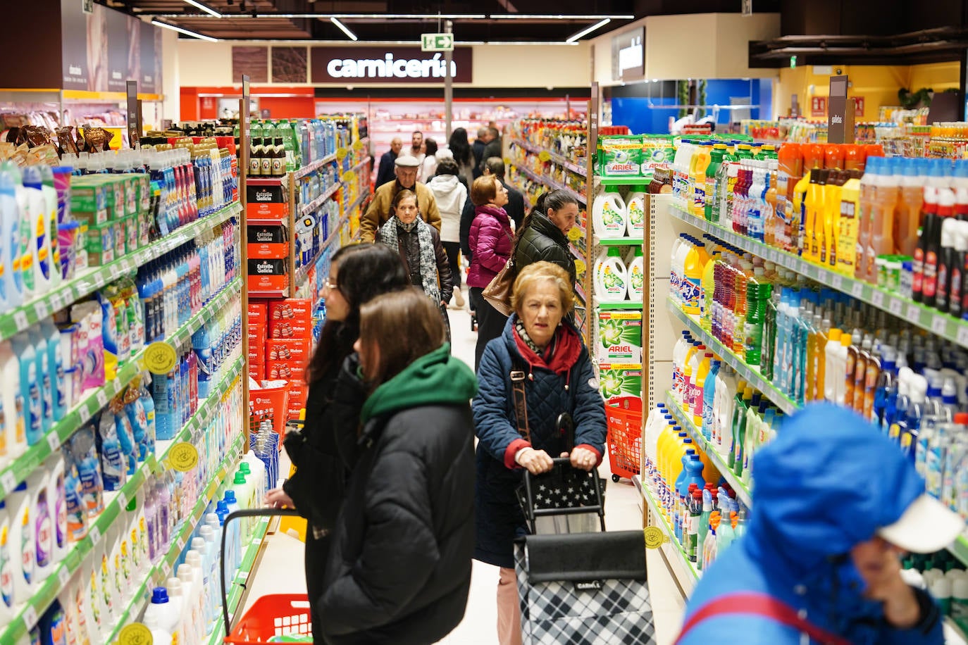 Satisfacción entre los clientes en la ampliación y reapertura del supermercado Gadis del barrio Vidal