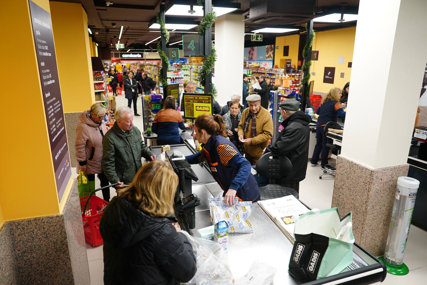 Satisfacción entre los clientes en la ampliación y reapertura del supermercado Gadis del barrio Vidal