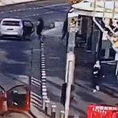 El momento en el que dos terroristas de Hamás asesinan a tiros a tres personas en una parada de autobús