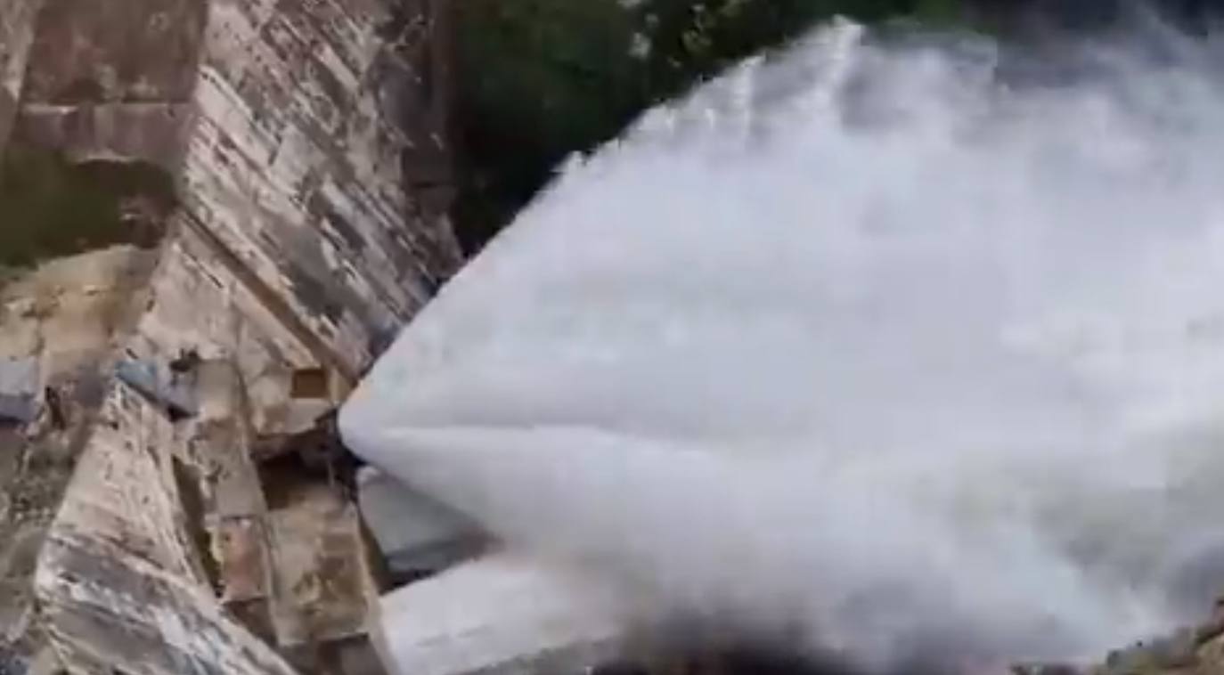 Así fue la espectacular suelta extraordinaria de caudal desde la presa de Almendra sobre el río Tormes