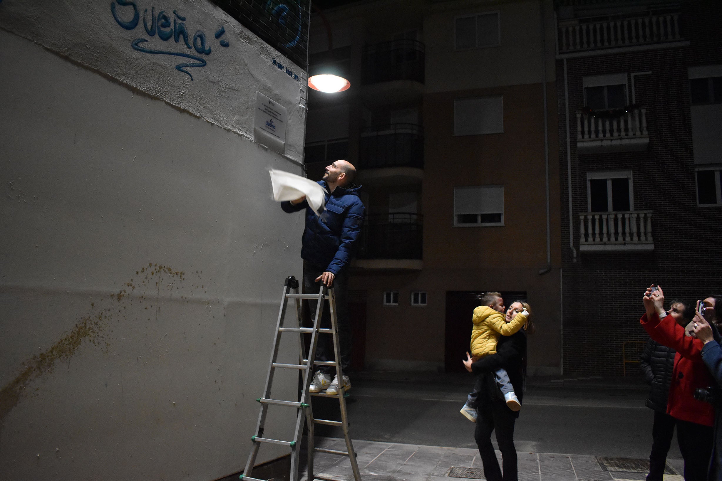 Santa Marta regala un mural a Javi Gallo, el niño con piel de mariposa