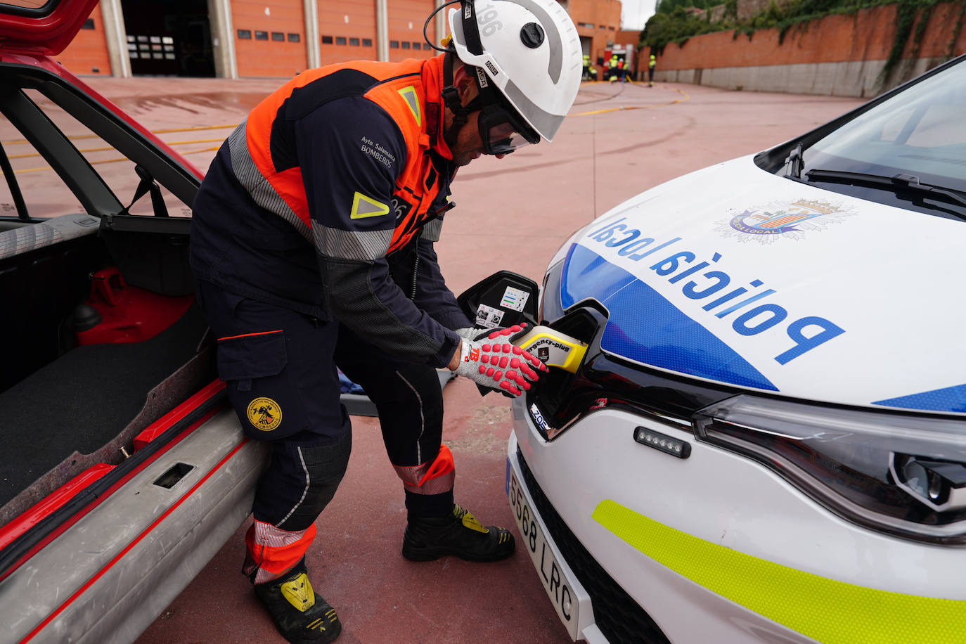 Cómo actuar ante un accidente en el que hay un coche eléctrico involucrado