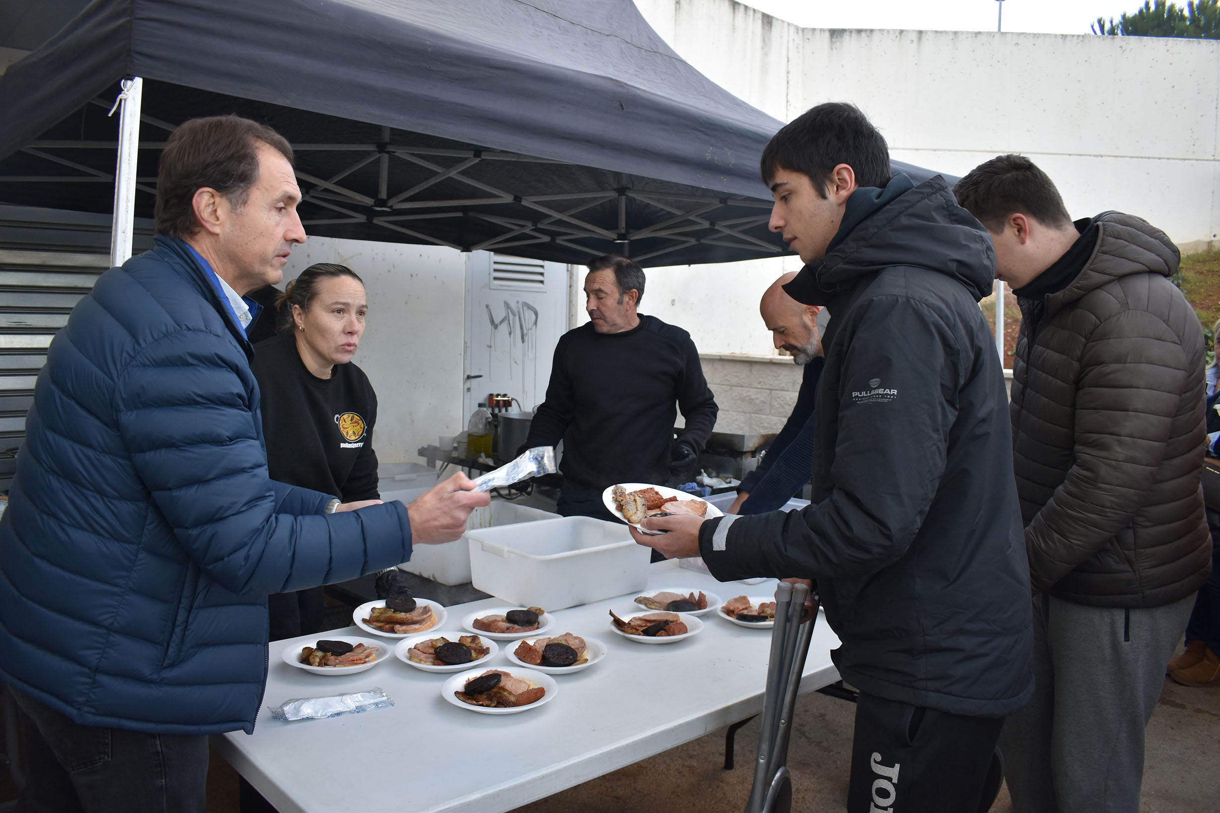 La parrillada anima las fiestas de Aldeatejada con 350 comensales