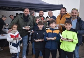 Un grupo de vecinos de Aldeatejada al recoger el plato de carne