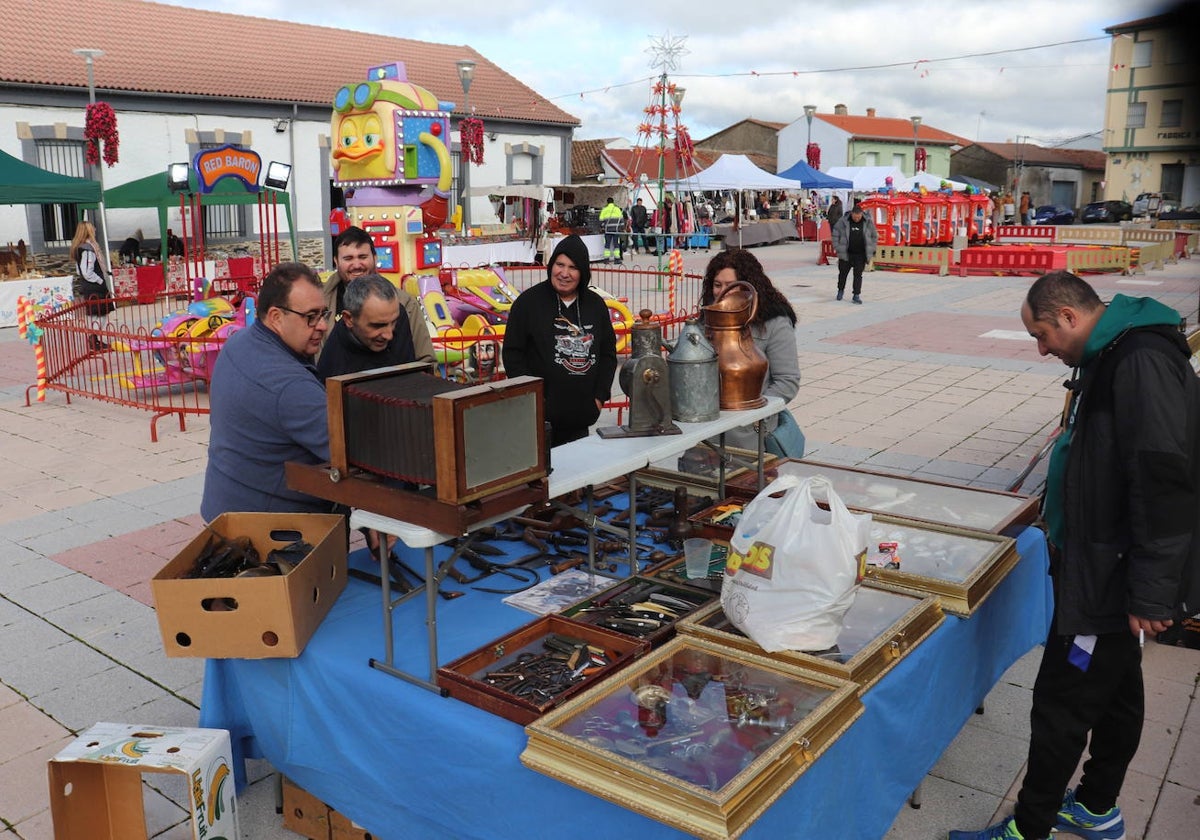 Campillo de Salvatierra se adelanta a la Navidad y celebra su primer mercado de artesanía