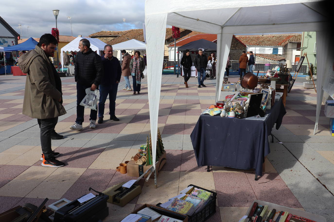 Campillo de Salvatierra se adelanta a la Navidad y celebra su primer mercado de artesanía