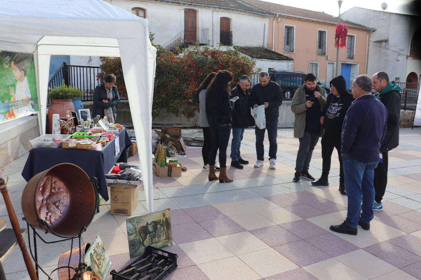 Campillo de Salvatierra se adelanta a la Navidad y celebra su primer mercado de artesanía