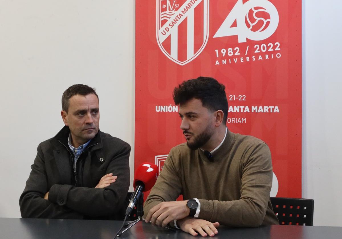 El presidente Roberto Martín junto a Jorge González 'Astu' en su puesta de largo como director deportivo.