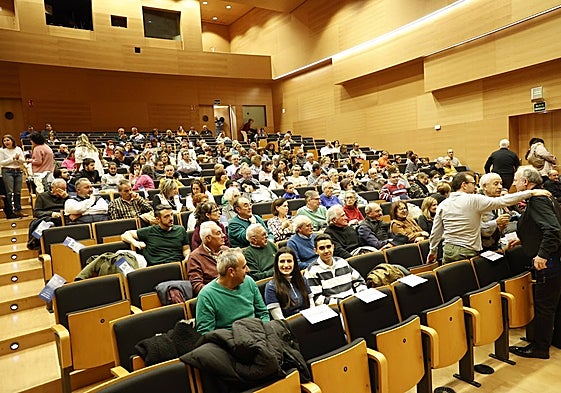 Público asistente a la Gala Benéfica de Ascol.
