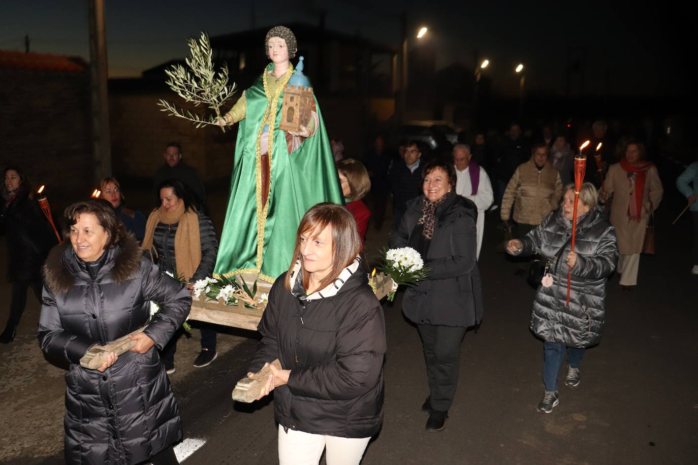 El frío de diciembre no impide que los fieles de Pizarral honren a Santa Bárbara