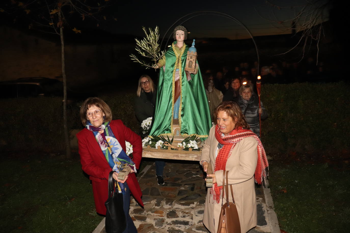 El frío de diciembre no impide que los fieles de Pizarral honren a Santa Bárbara