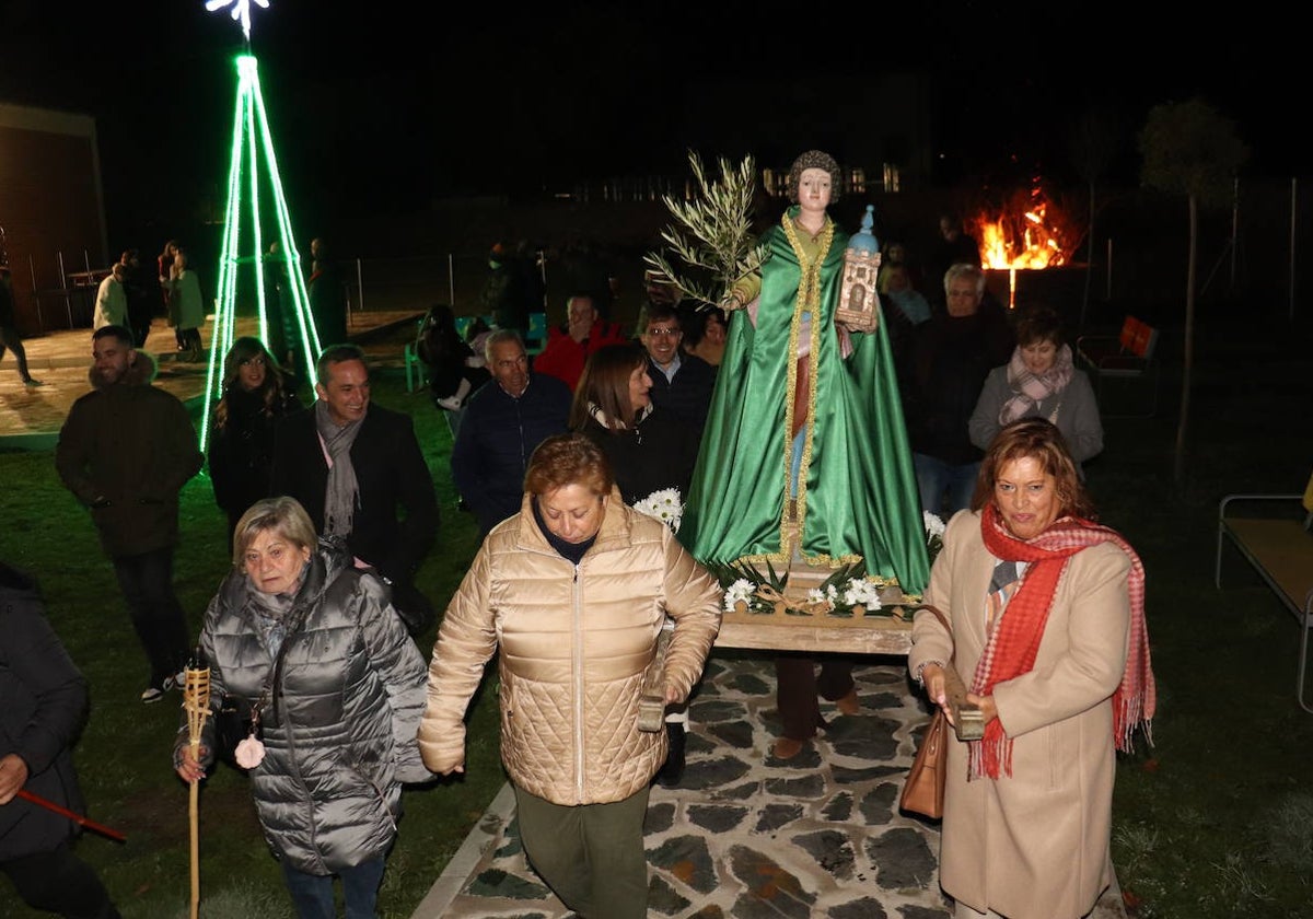 El frío de diciembre no impide que los fieles de Pizarral honren a Santa Bárbara