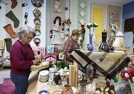 Voluntarias organizando el mercadillo ubicado en el paseo de la Estación.