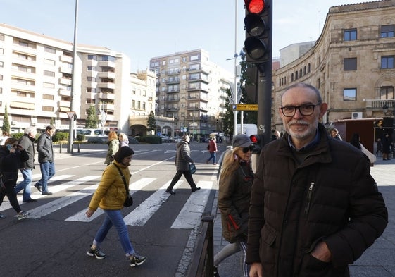 El jefe de Tráfico, Ángel Domínguez, en la puerta Zamora, donde se instaló el primer semáforo.