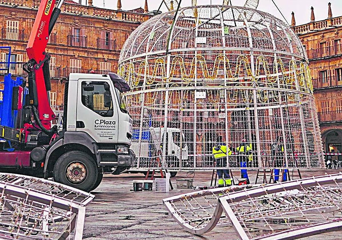 Montaje de la gran campaña que adorna desde este lunes la Plaza Mayor.